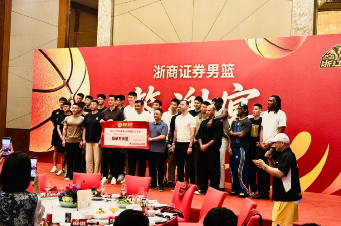 曼晚:加斯科因当年为钱拒曼联选热刺结果后悔终身,M费要注意了